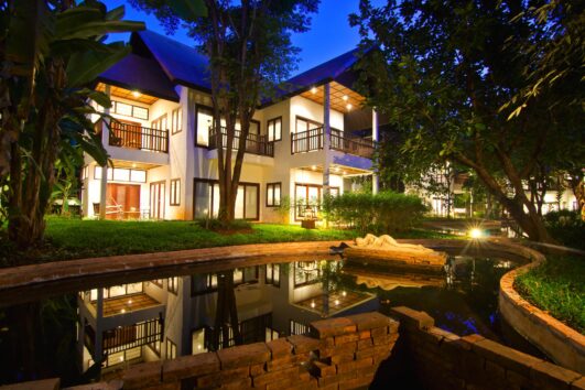 The Legend Hotel à Chiang Raï Hôtel luxueux face à la rivière Mae Kok et entouré de superbes paysages de montagne qui fait de ce lieu un havre de paix Agence voyage spécialiste spécialisée valais suisse romande français francophone privé à la carte sur mesure en mode voyage séjour vacances