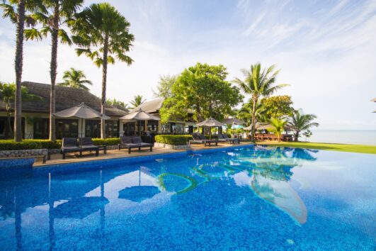 La Flora Resort & Spa à Khao Lak Agence voyage spécialiste spécialisée valais suisse romande français francophone privé à la carte sur mesure en mode voyage séjour vacancesLak